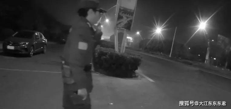 夜晚路中现直立男子夜晚路中现直立男子，神秘现象的背后