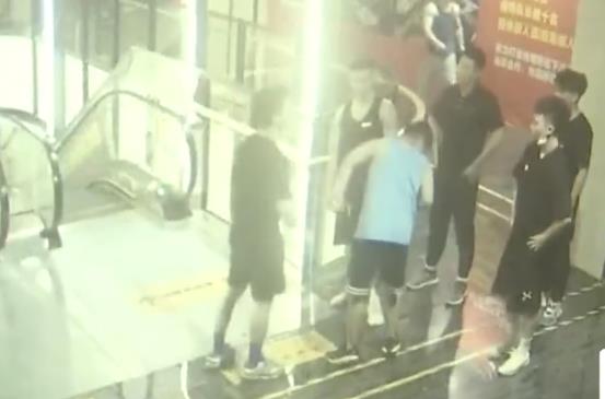 健身房教练被掌掴关于健身房教练被掌掴的事件，需要更多的上下文信息才能给出准确的答案。