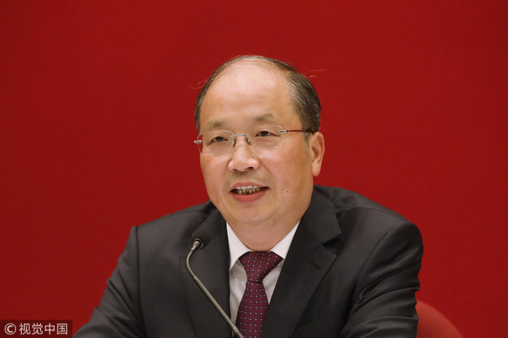 证监会易会满最新讲话证监会易会满最新的公开讲话是在新时代证券业高质量发展研讨会暨证券基金业文化建设座谈会上。他强调，证券业要坚定不移走高质量发展之路，并围绕实体经济需求，促进科技赋能创新投入，提升服务实体经济的质效。同时，他也提到了证券基金行业文化建设的重要性，强调要坚守合规底线，坚守诚信原则，坚守专业精神，营造行业良好生态。此外，他也提到了注册制改革和中介机构作用发挥的重要性。他表示注册制改革是资本市场改革的重中之重，中介机构要发挥好资本市场的看门人功能。
