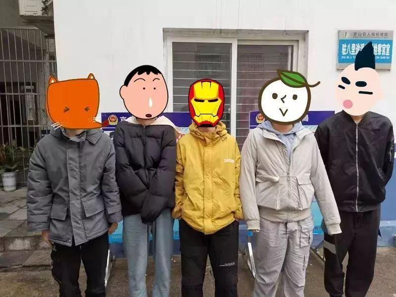 大学男生宿舍打游戏大学男生在宿舍打游戏是一个普遍存在的现象。在宿舍里适度地玩游戏可以放松身心，缓解学习压力，同时也是一种社交活动，有助于同学之间的交流和建立友谊。然而，这也需要注意平衡和适度，以确保不影响学业、健康以及人际关系。