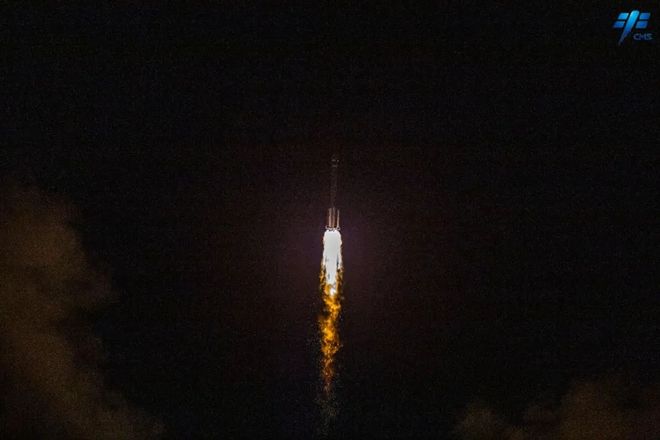 中国火箭与月亮同框中国火箭与月亮同框，背后的科技奇迹与民族骄傲
