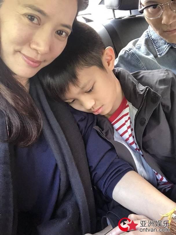 女子坐高铁行李被卡 张智霖出手相助女子坐高铁行李被卡，张智霖出手相助——暖心瞬间，传递正能量