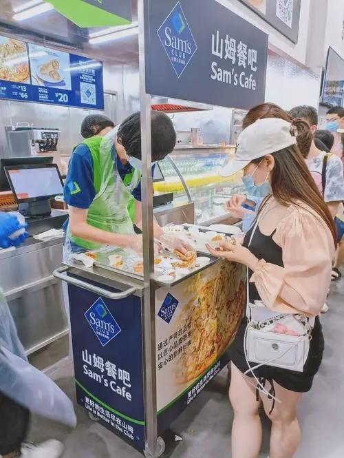 山姆顾客带桶续饮料关于山姆顾客带桶续饮料的问题，需要明确的是，这种行为可能涉及到商家的规定和消费者权益的平衡问题。一般来说，商家有权设定自己的服务规则和商品销售方式，包括是否允许自带容器续饮料等。因此，在考虑带桶续饮料之前，顾客应该了解山姆超市的相关规定。