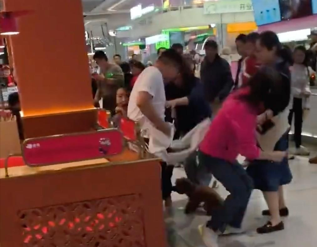 狗闯入店内欲咬人 男子拿板凳反击在面对狗闯入店内并欲咬人的情况下，男子的行为属于正当防卫。他为了保护自己和其他顾客的安全，采取了必要的措施来应对威胁。在这种情况下，使用板凳反击是一种合理的自卫手段。