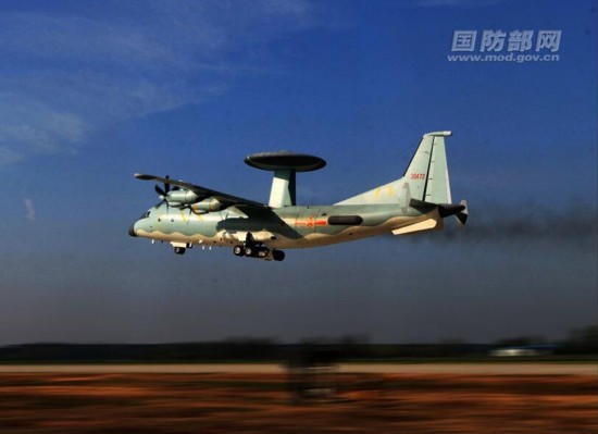95后战机女飞阅兵第一个飞过天安门首位女战机飞行员亮相阅兵仪式，展现新时代青年风采——一位自媒体作者的观察与记录