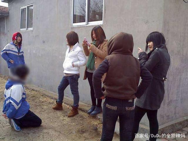 多名中学生打骂一同学 校长被停职多名中学生打骂一同学引发关注，校长被停职事件深度解析