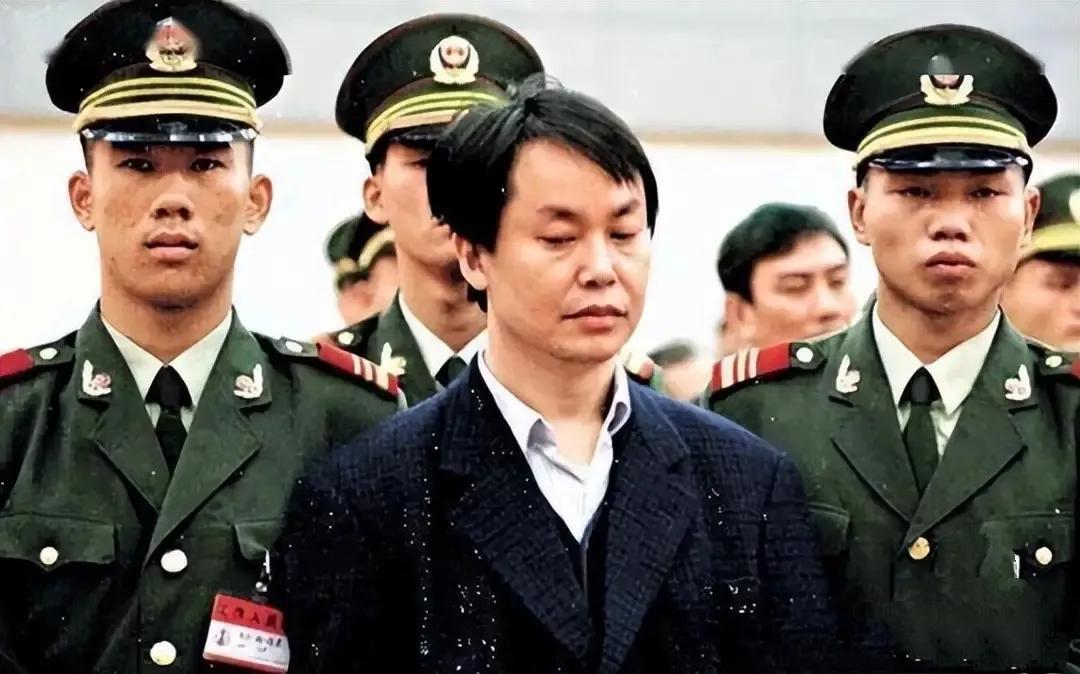 华人女子在加遭绑架后逃脱 绑匪获刑华人女子在加拿大遭绑架后逃脱的事件引起了广泛关注。最终，绑匪被定罪并受到相应的刑罚。