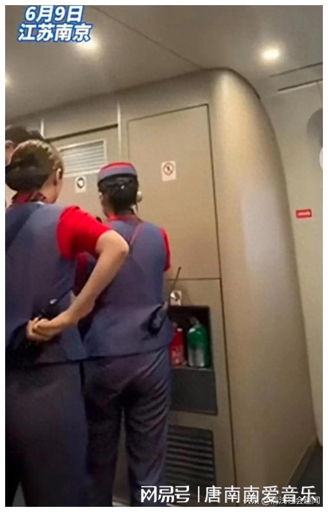 男子高铁座位上旁若无人抽烟男子高铁座位上旁若无人抽烟，公共场合的行为规范需重视