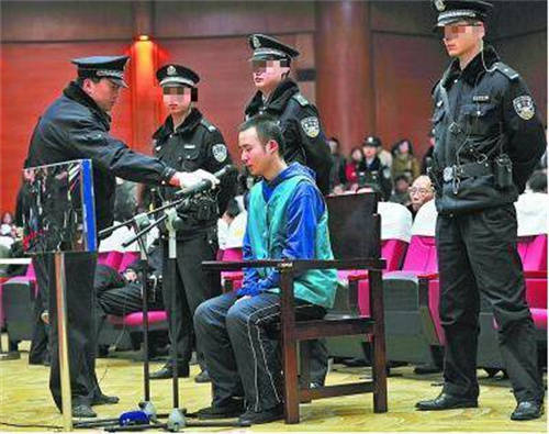 因噪音捅死人判死刑根据中华人民共和国刑法的相关规定，非法剥夺他人生命的行为属于违法行为，会受到法律的制裁。如果因为噪音而引起冲突并最终导致他人死亡，其行为的严重程度和后果将会受到法律的严格审查。具体的判决结果会根据案件的具体情况、相关证据和法律条款来决定。