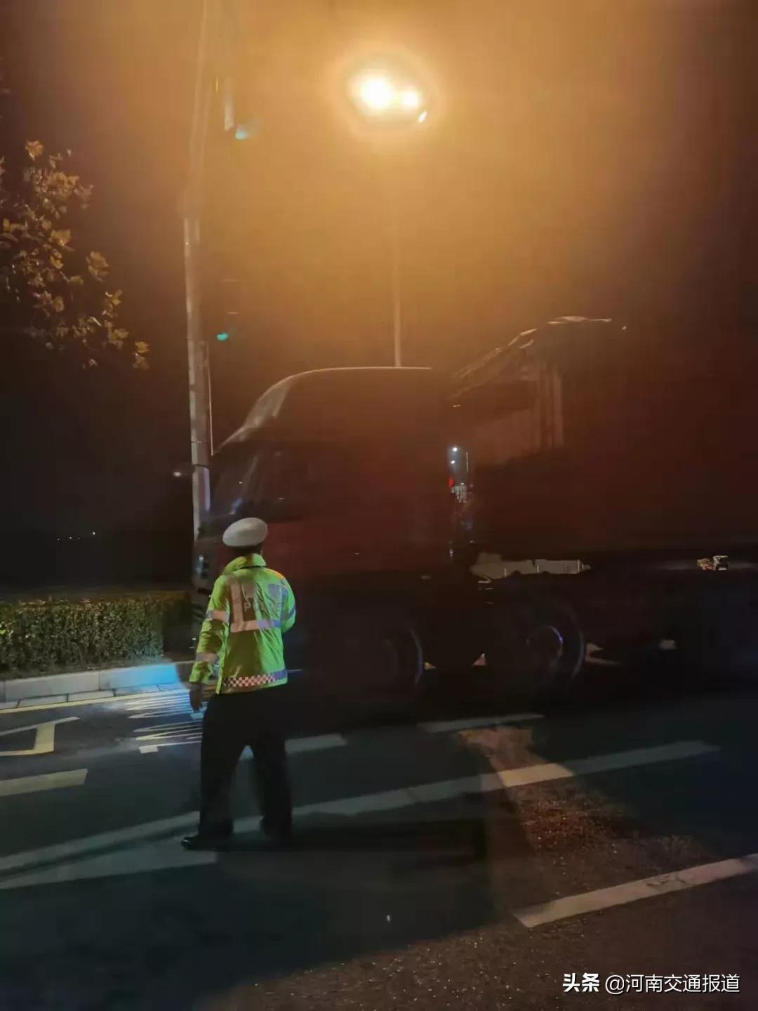 郑州交警提醒切勿在高架桥上停车郑州交警提醒，高架桥上停车不可取，安全驾驶需时刻警醒